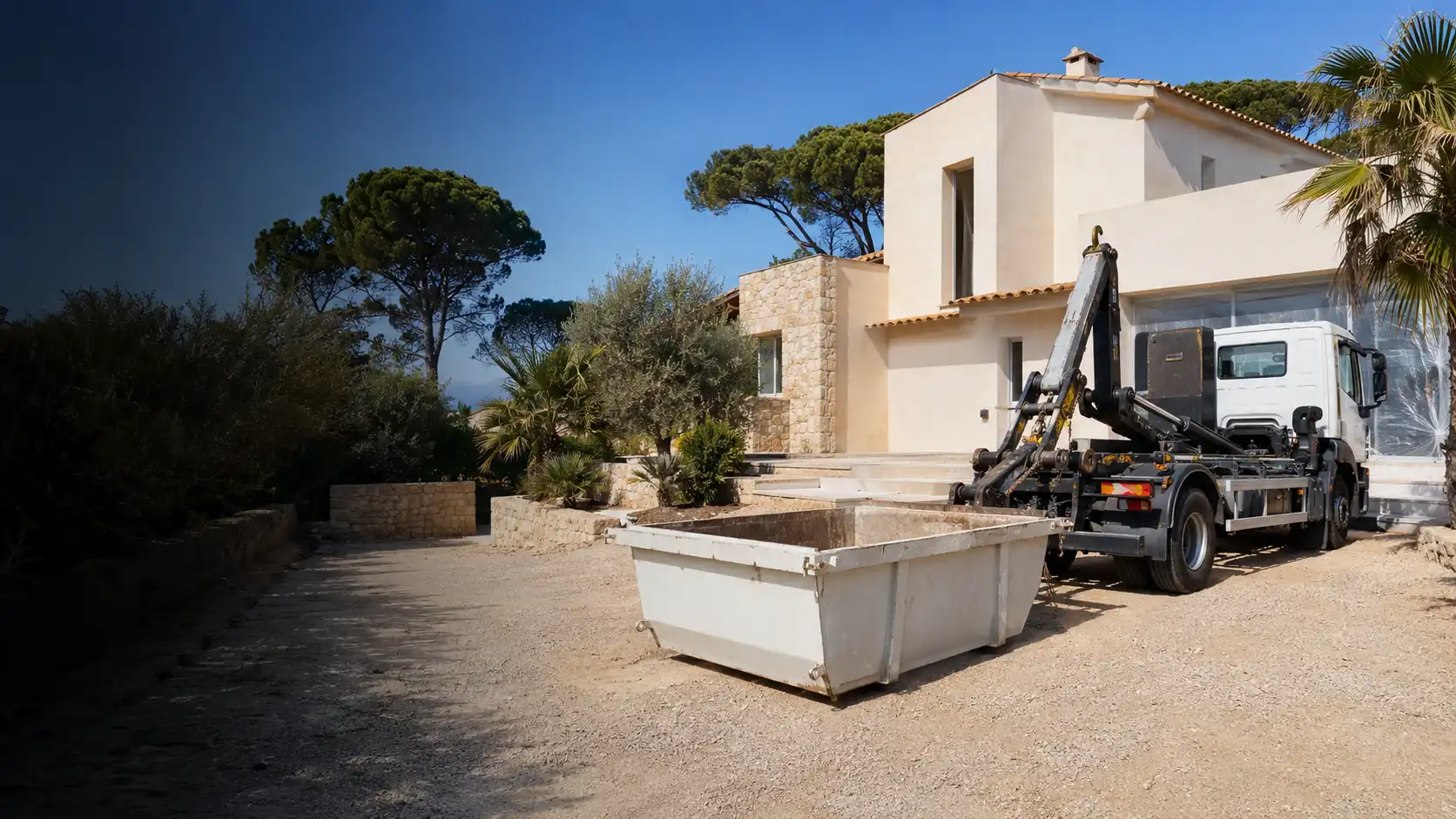 Benne livrée sur un chantier de rénovation à Hyères dans le Var