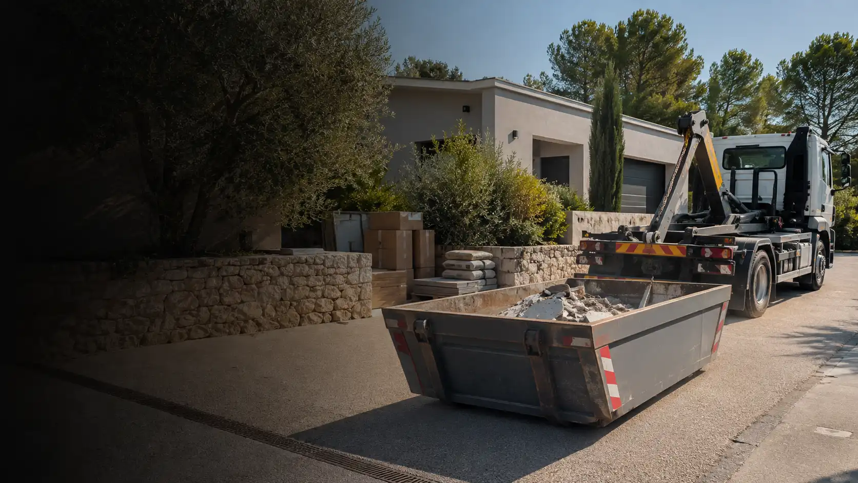 Benne livrée devant une maison en rénovation à La Garde dans le Var
