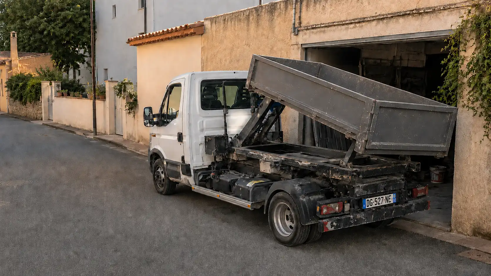 Benne déposée devant un garage pour un débarras à Bandol